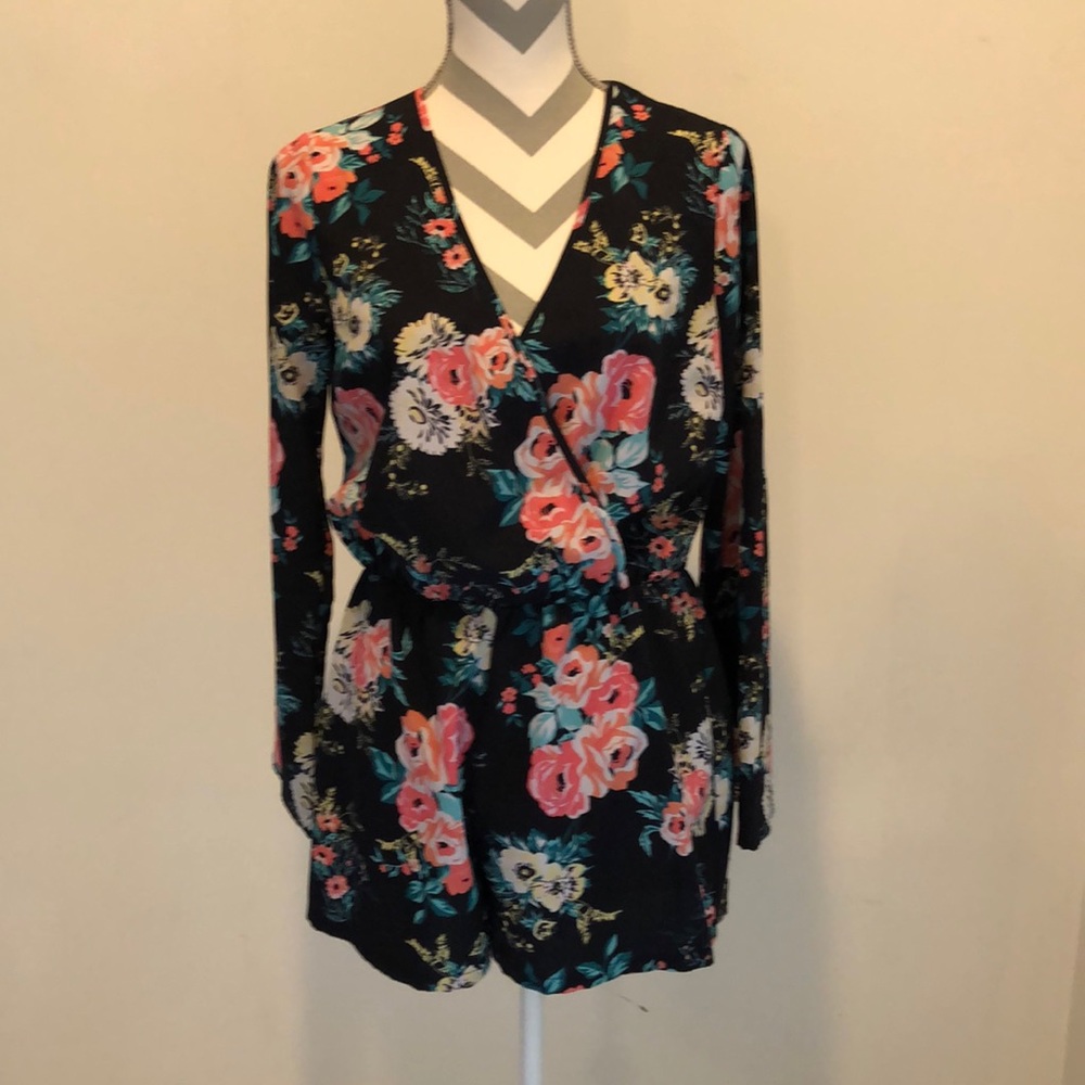 Charlotte Russe Junior's Floral Romper Navy Blue Long Sleeve V Neck Size Medium